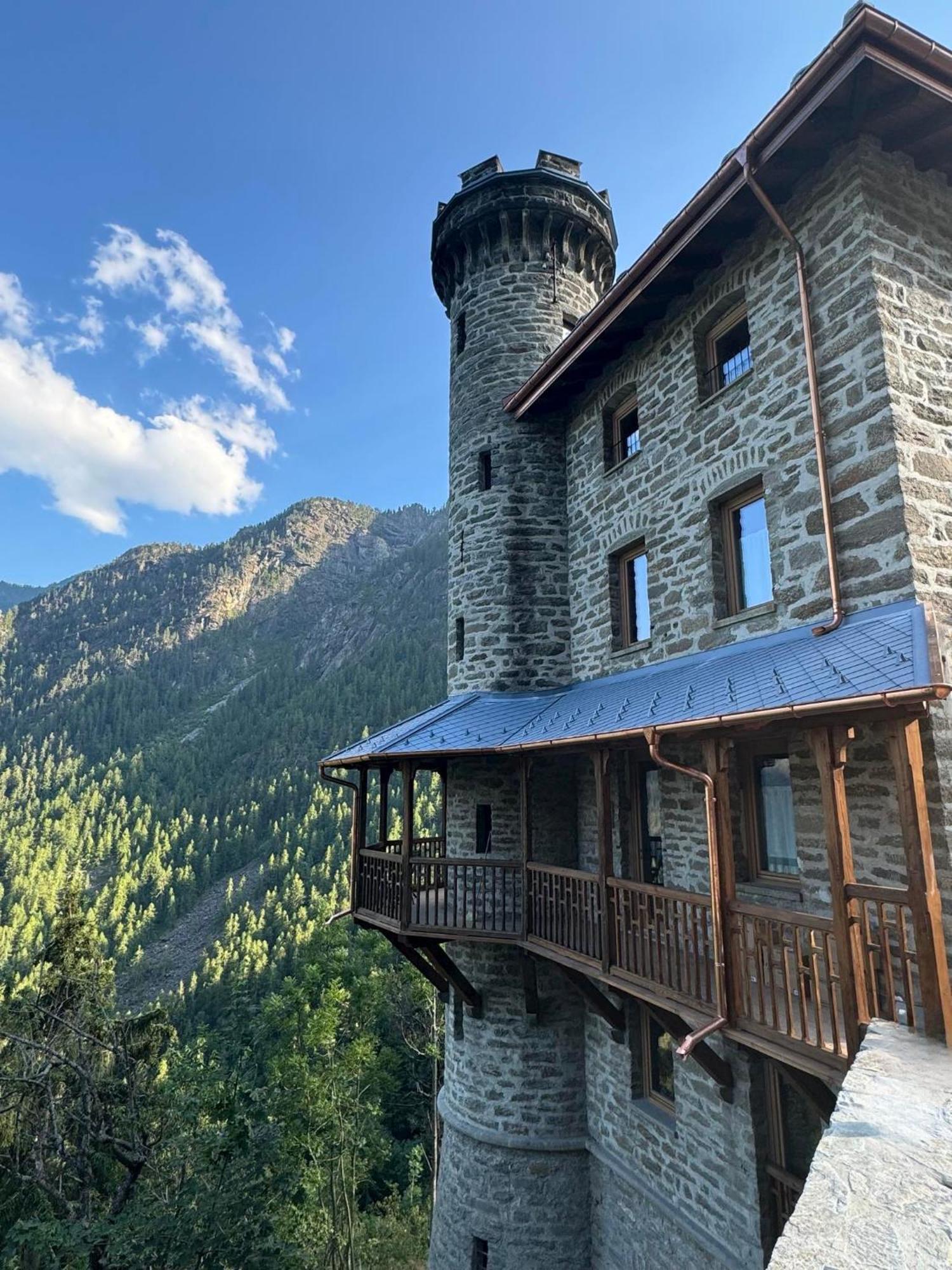 Il Castello Nel Bosco, Appartamento Torrente シャンポルシェ エクステリア 写真